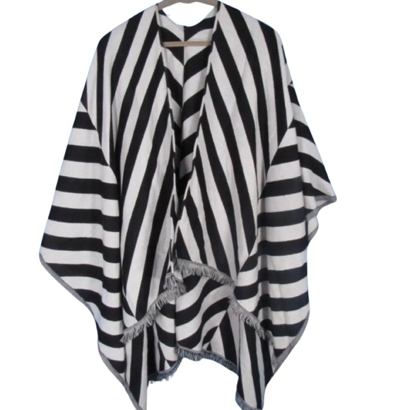 lululemon athletica Accessories - LULULEMON PRANAYAMA Scarf, Wrap Ruana BLACK/NIMBUS STRIPES black and white. EUC.